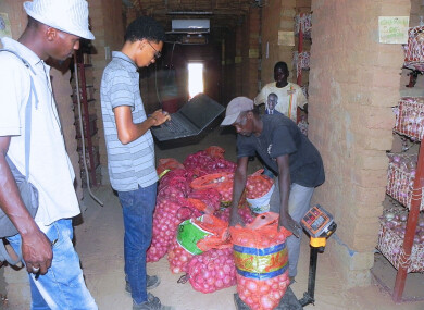 Vente d'oignons avec les bénéficaires de Fina Tawa