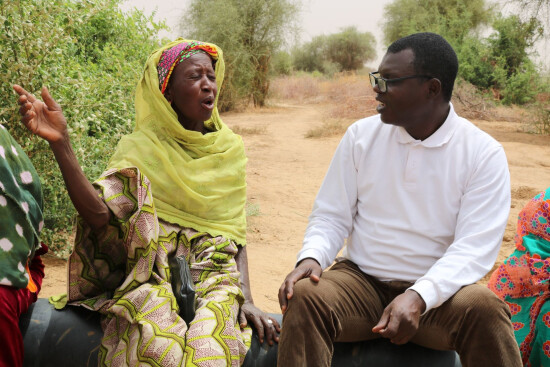 Discussion entre une bénéficiaire de Fina Tawa et un animateur