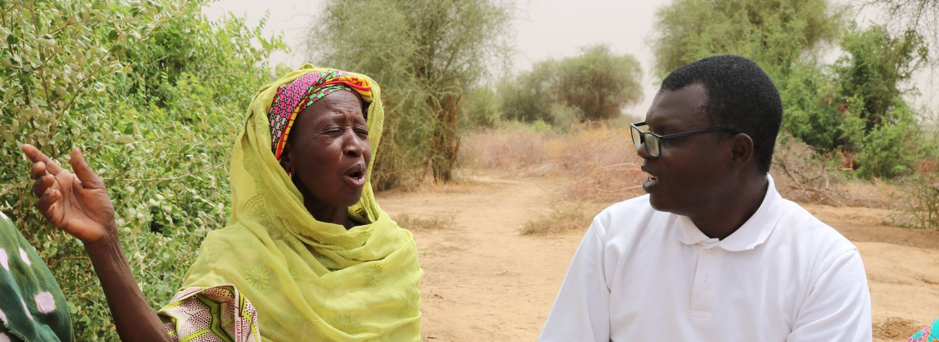 Discussion entre une bénéficiaire de Fina Tawa et un animateur