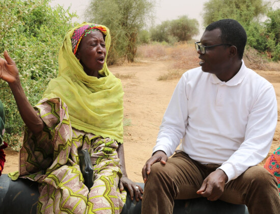 Discussion entre une bénéficiaire de Fina Tawa et un animateur