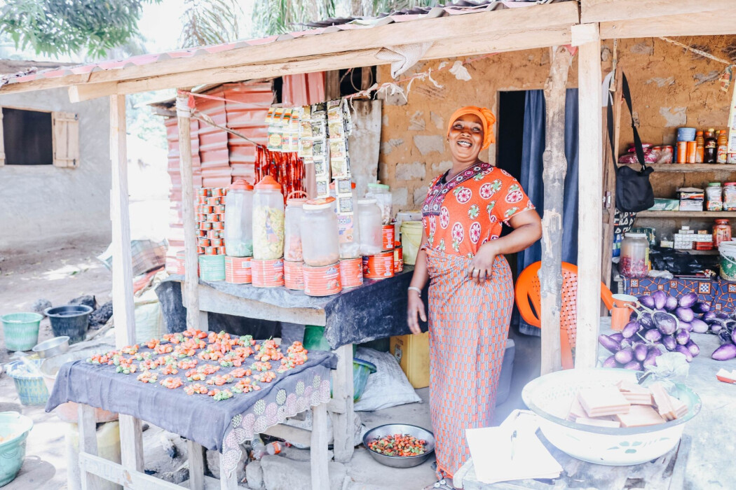 Commerçante devant son étal, en Guinée