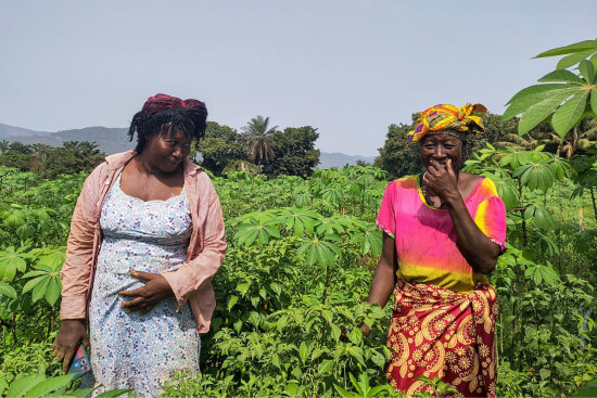 deux agricultrices accompagnées par Munafa sont dans un champ