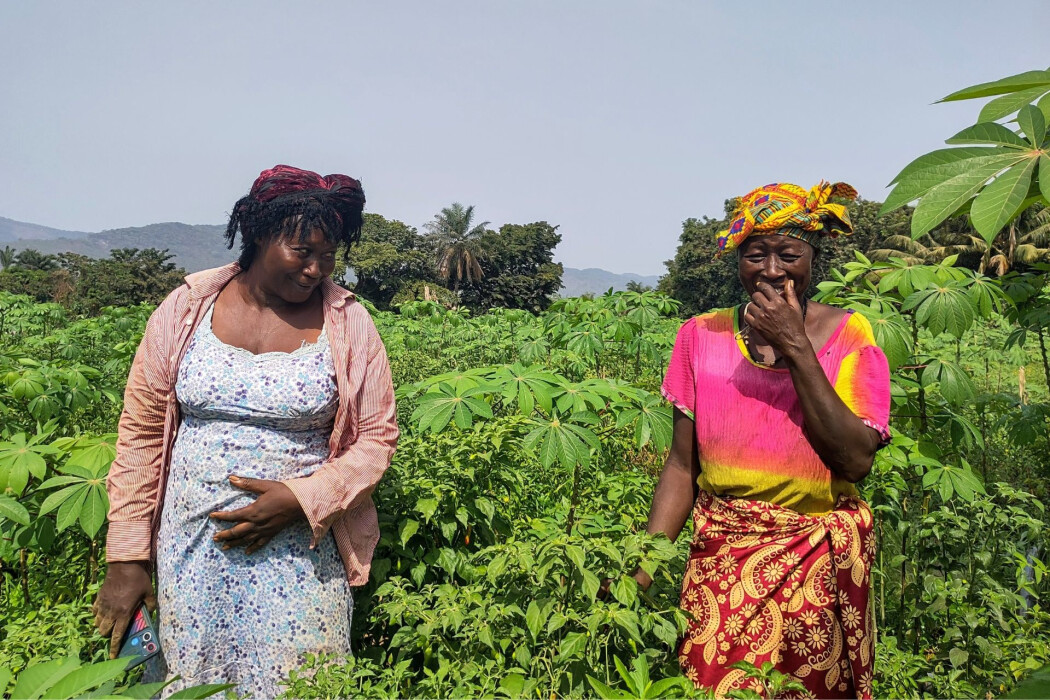 deux agricultrices accompagnées par Munafa sont dans un champ