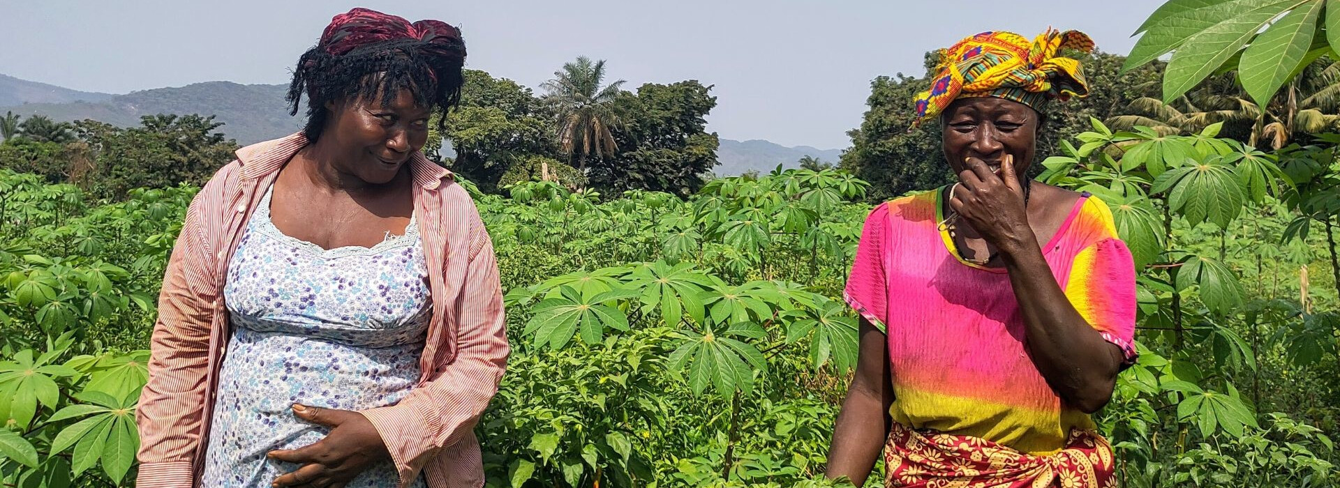 deux agricultrices accompagnées par Munafa sont dans un champ