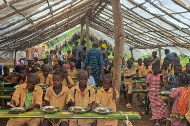 cantine scolaire en guinée, avec plusieurs enfants en uniforme attablés