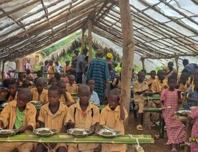 cantine scolaire en guinée, avec plusieurs enfants en uniforme attablés