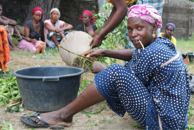 une bénéficiaire de fansoto participe à une école aux champs et apprend à fabriquer du compost orga