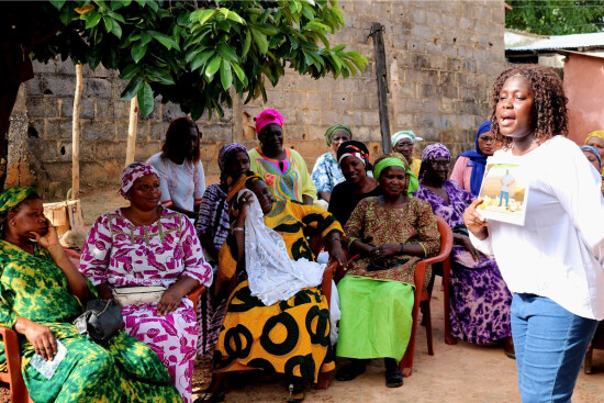 une animatrice dispense une formation auprès d'un groupe de femmes accompagnées par fansoto