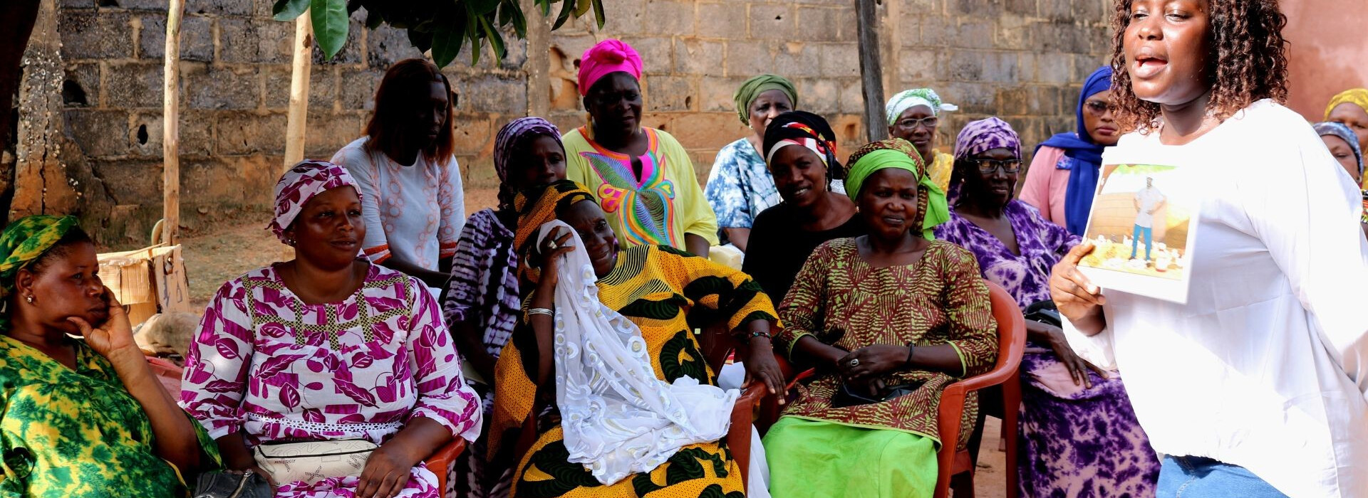 une animatrice dispense une formation auprès d'un groupe de femmes accompagnées par fansoto
