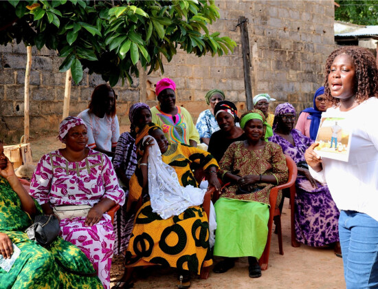 une animatrice dispense une formation auprès d'un groupe de femmes accompagnées par fansoto