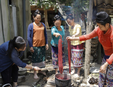 des tisserandes sont formées par anh chi em à la teinture de tissus par des méthodes naturelles