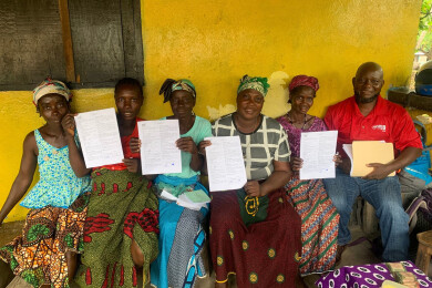 bénéficiaires d'Elili qui montrent le document officiel d'entrée dans le programme