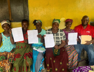 bénéficiaires d'Elili qui montrent le document officiel d'entrée dans le programme