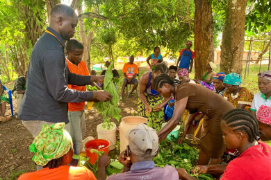 école aux champs, un animateur forme les bénéficiaires d'Elili à la fabrication de compost naturel