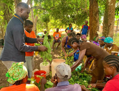 école aux champs, un animateur forme les bénéficiaires d'Elili à la fabrication de compost naturel