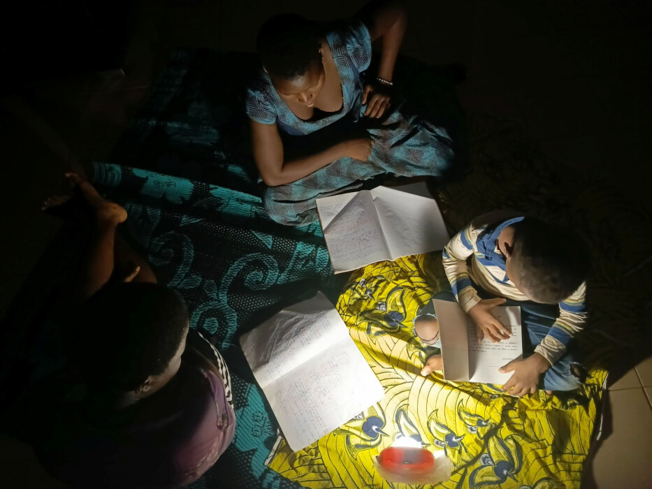 Famille utilisant une lampe solaire au Burkina Faso