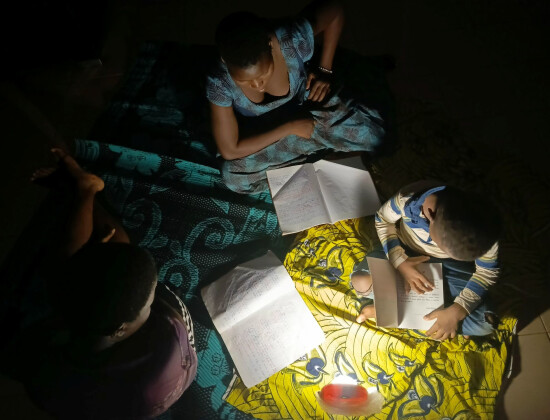 Famille utilisant une lampe solaire au Burkina Faso