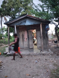 Maison en Haïti éclairée grâce aux produits de Palmis Eneji