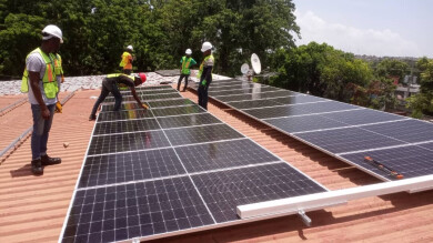 Installation de kits solaires par l'équipe de Palmis Eneji en Haïti.