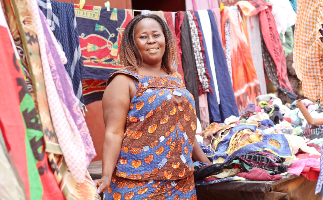 Femme tisserande, bénéficiaire de Yikri au Burkina Faso - Entrepreneurs du Monde