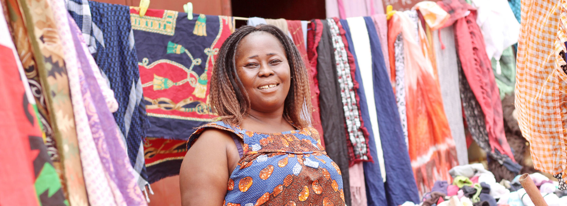 Femme tisserande, bénéficiaire de Yikri au Burkina Faso - Entrepreneurs du Monde