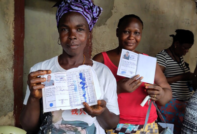 Femmes bénéficiaire de Munafa en Sierra Leone montrant son carnet d'épargne