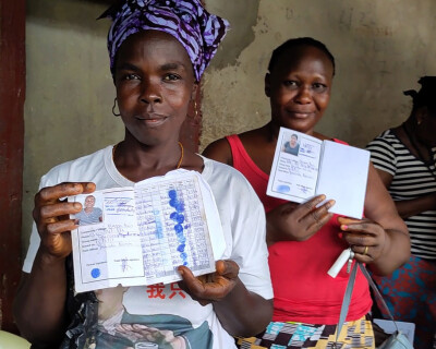 Femmes bénéficiaire de Munafa en Sierra Leone montrant son carnet d'épargne