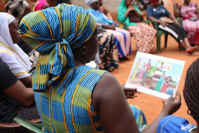 Femme regardant une fiche de formation adaptée à un public analphabète