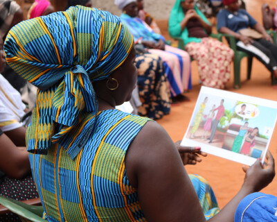 Femme regardant une fiche de formation adaptée à un public analphabète
