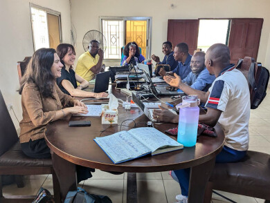 Réunion entre les référents d'Entrepreneurs du Monde et l'équipe locale de Munafa en Sierra Leone