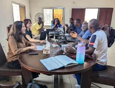 Réunion entre les référents d'Entrepreneurs du Monde et l'équipe locale de Munafa en Sierra Leone