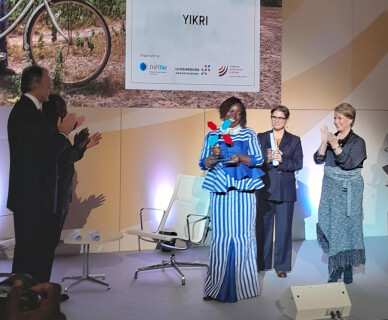 Claire Lossiané (Yikri) reçoit un prix lors de la semaine européenne de la microfinance 2023