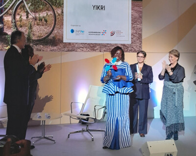 Claire Lossiané (Yikri) reçoit un prix lors de la semaine européenne de la microfinance 2023
