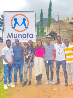 L'équipe de Munafa réunie devant l'enseigne de son agence, à Bo, en Sierra Leone