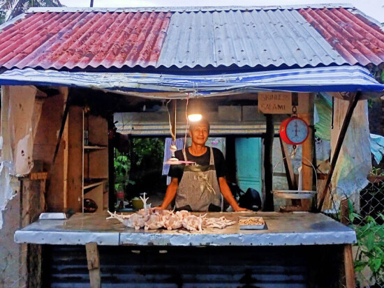 Solar lamp beneficiary in Philippines - Entrepreneurs du Monde