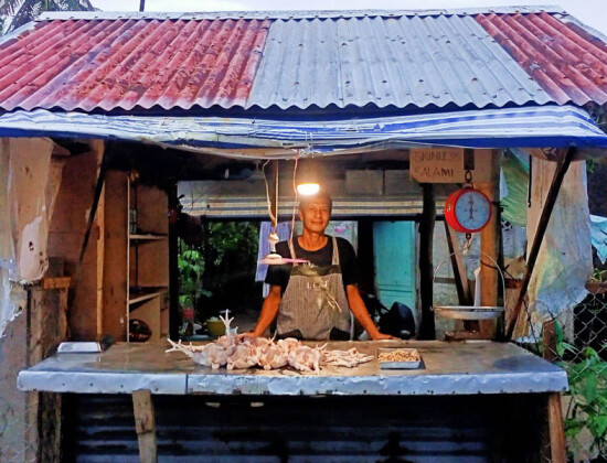 Solar lamp beneficiary in Philippines - Entrepreneurs du Monde