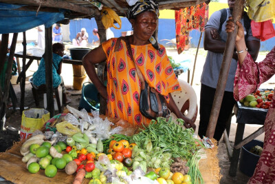Agricultrice sur le marché au Sénégal