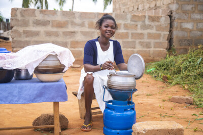 Restauratrice cuisinant sur un réchaud amélioré au Togo