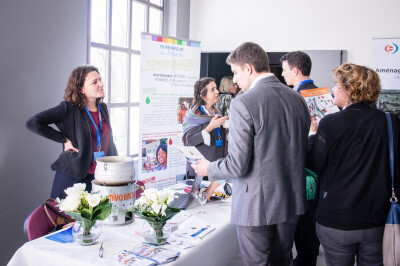 Les équipes d'Entrepreneurs du Monde présentent l'association aux clients d'Axess