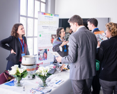 Les équipes d'Entrepreneurs du Monde présentent l'association aux clients d'Axess