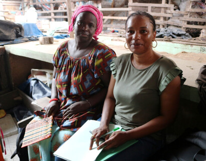 Coumba Saw, travailleuse sociale au Sénégal avec une bénéficiaire de Fansoto