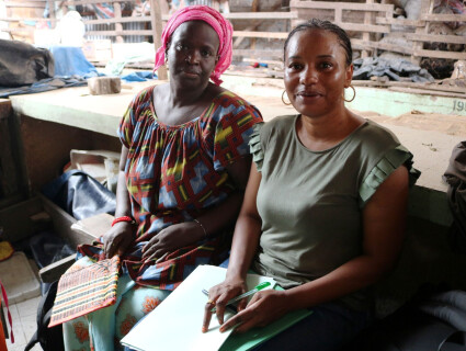 Coumba Saw, travailleuse sociale au Sénégal avec une bénéficiaire de Fansoto