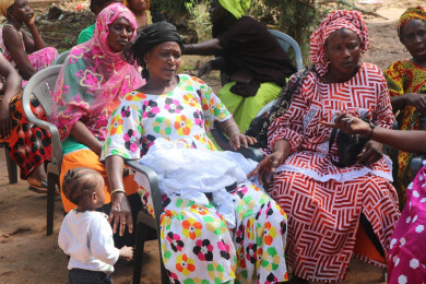 Une bénéficiaire de Fansoto suit une formation avec son enfant