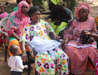 Une bénéficiaire de Fansoto suit une formation avec son enfant