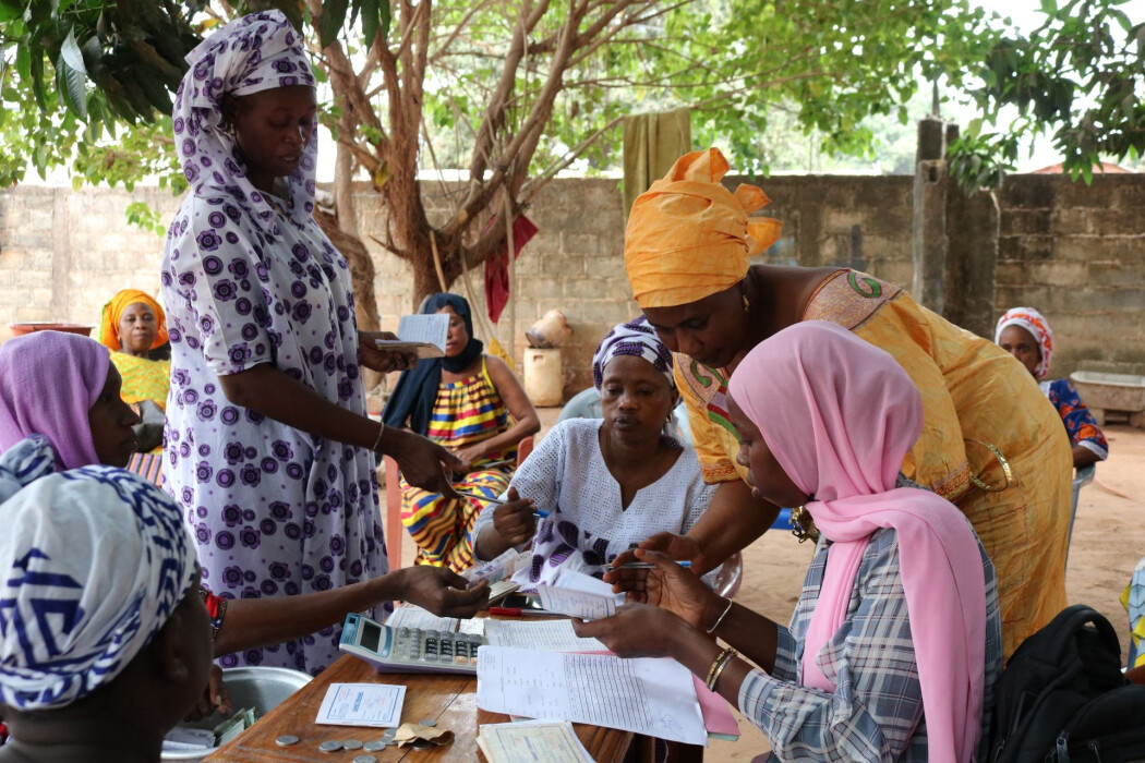 Collecte de l'épargne lors d'une réunion de groupe de Fansoto au Sénégal - Entrepreneurs du Monde