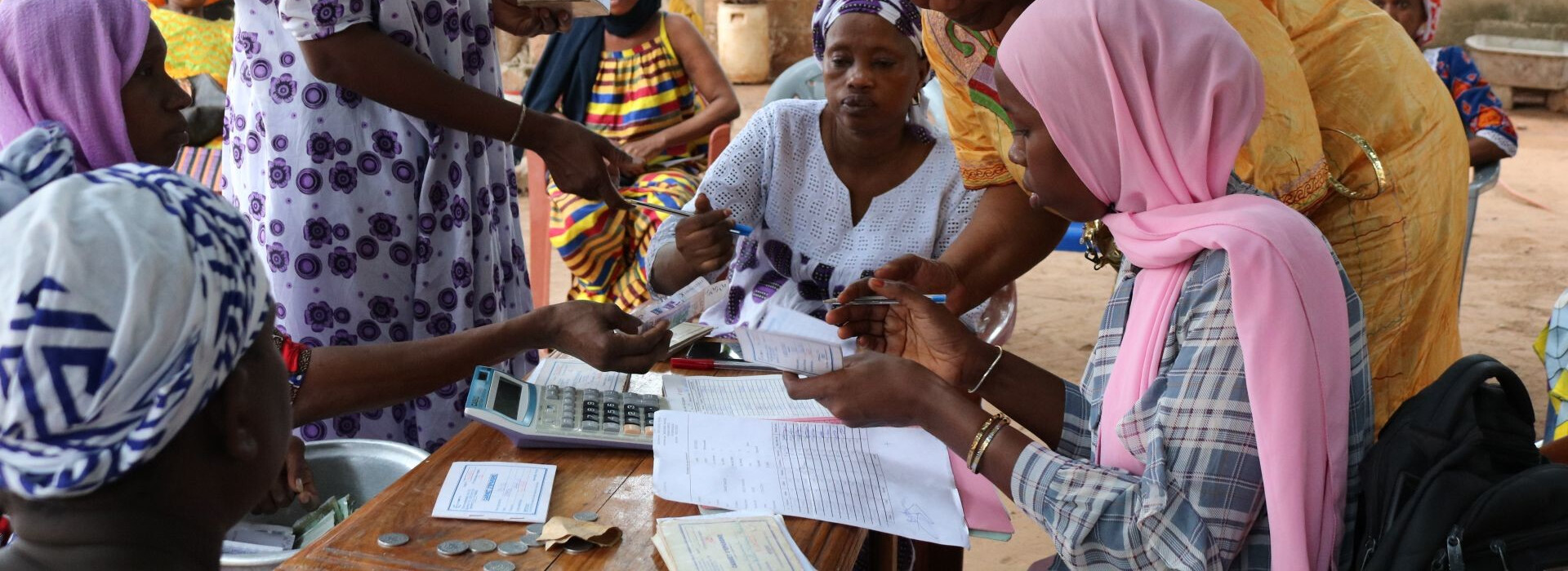 Collecte de l'épargne lors d'une réunion de groupe de Fansoto au Sénégal - Entrepreneurs du Monde
