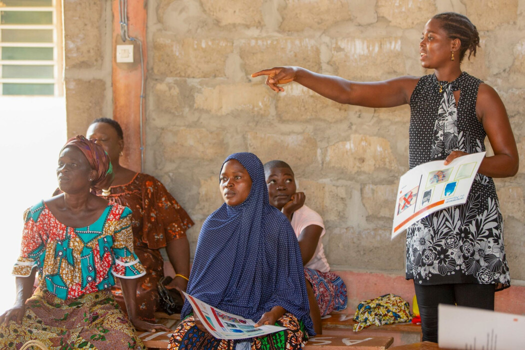Femme prenant la parole dans une réunion de groupe