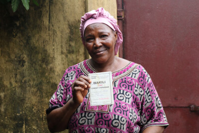 Femme montrant son carnet d'épargne en Guinée