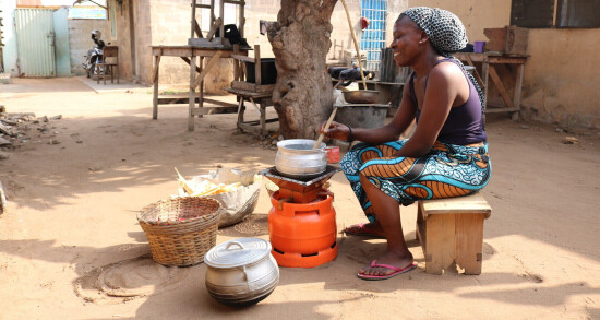 Bénéficiaire de Mivo Energie au Togo utilisant un réchaud à gaz