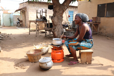 Bénéficiaire de Mivo Energie au Togo utilisant un réchaud à gaz